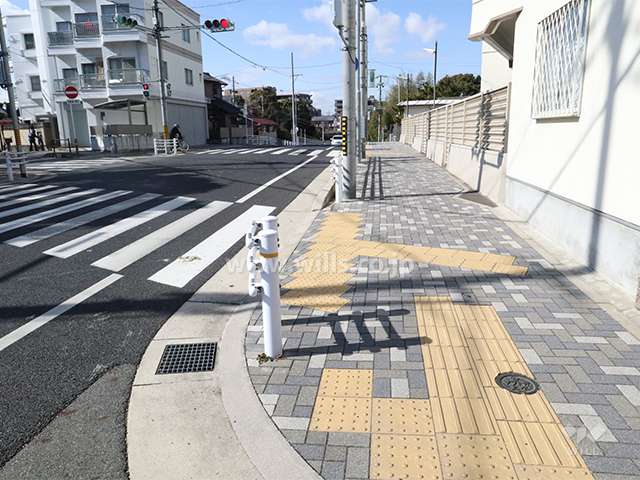 敷地南側の前面道路(東側から)