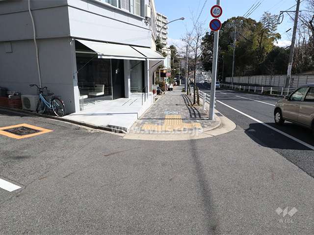 敷地南側の前面道路(西側から)