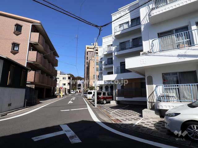 敷地西側の前面道路
