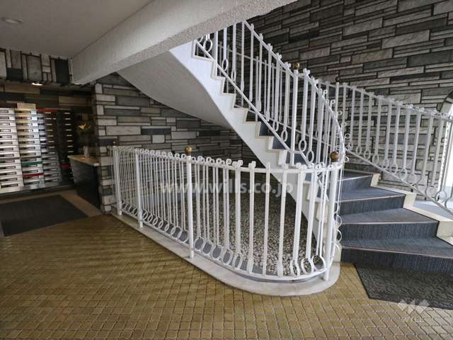 エントランス入り口にある階段