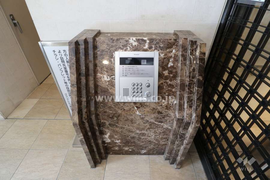 エントランスはオートロック付きです。