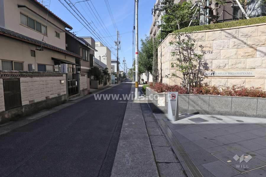 敷地の南側前面道路（東側から）