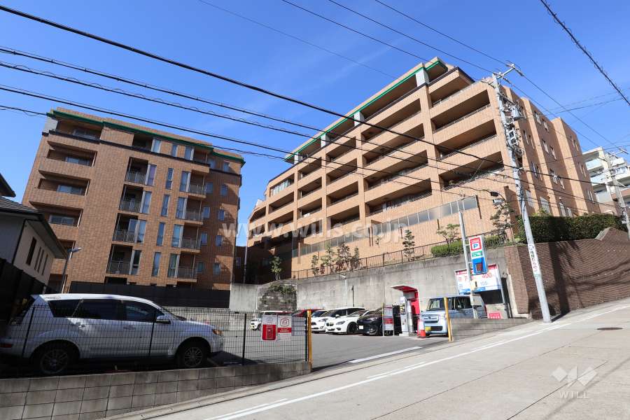 グランドヒルズ東山の外観（南東側から）
