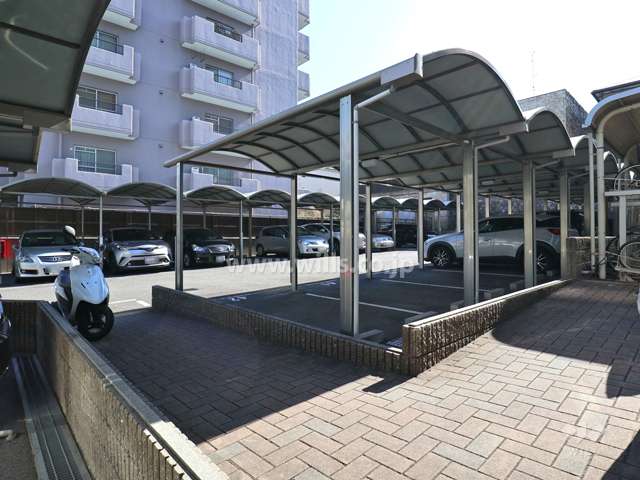 敷地内駐車場(屋外平面式・屋根付き)