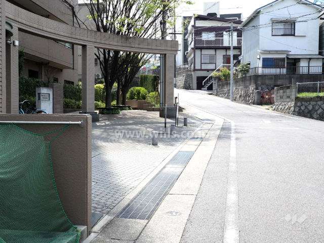 敷地西側の前面道路