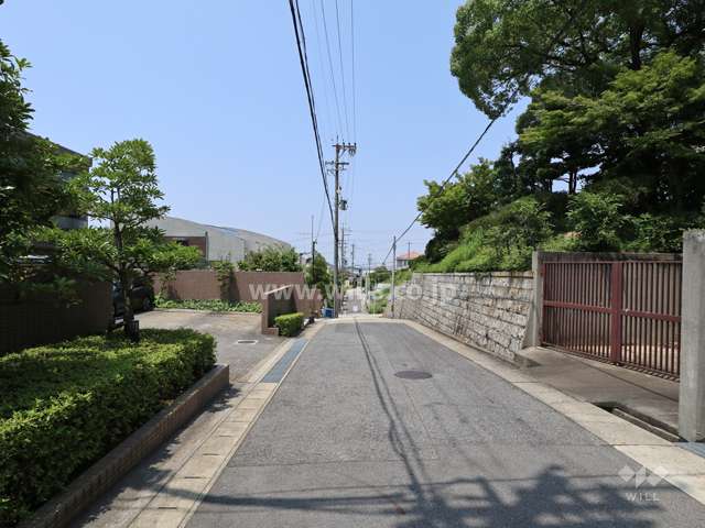 敷地の北側前面道路（東側から）