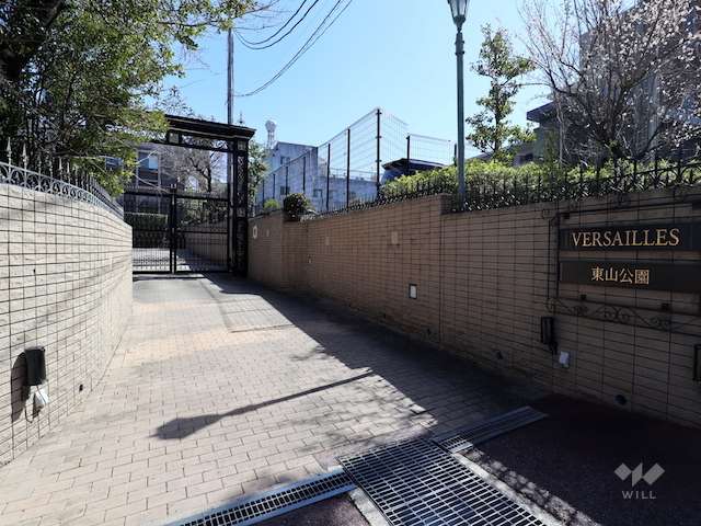 門までのアプローチ