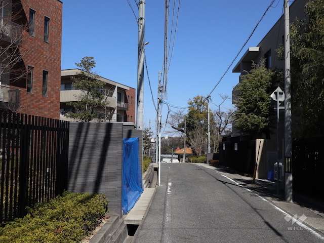 敷地西側の前面道路