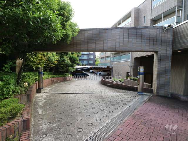 駐車場出入り口（ロボットゲート付き）