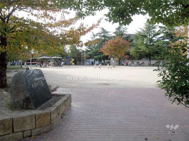 敷地の西側にある『長興寺公園』