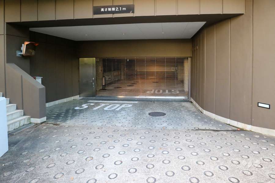駐車場の出入り口（リングシャッター付き）