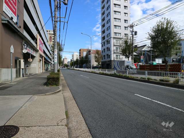 敷地東側の道路。２車線のバス通りです。