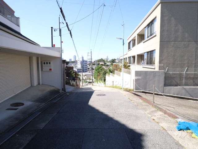 敷地の南側前面道路（東側から）