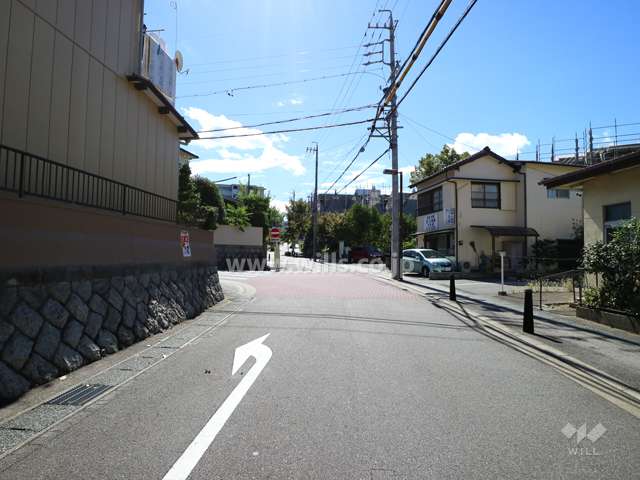 敷地東側の前面道路（北側から）