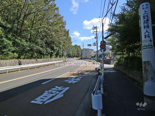 敷地北東側の前面道路（北西側から）