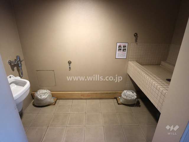 駐車場近くの共用部分。水栓が付いています。