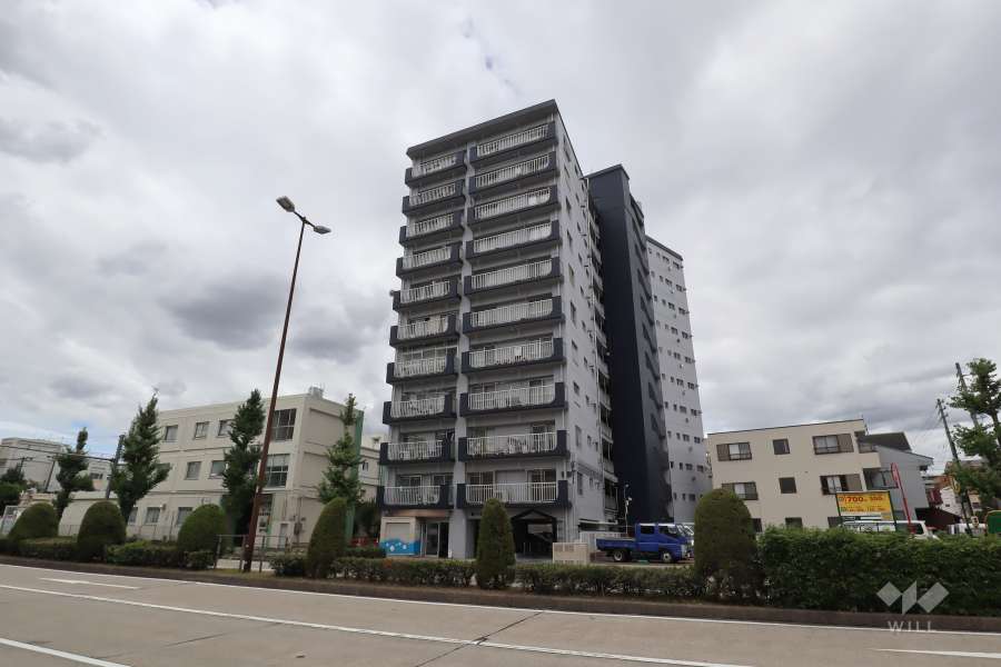 都ハイツの遠景。周辺は住宅の他、店舗や事務所などが混在する街です。