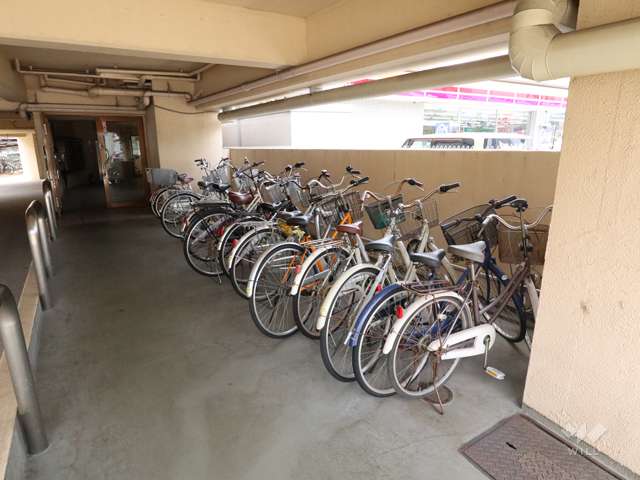 エントランスアプローチ※駐輪スペースになっています。