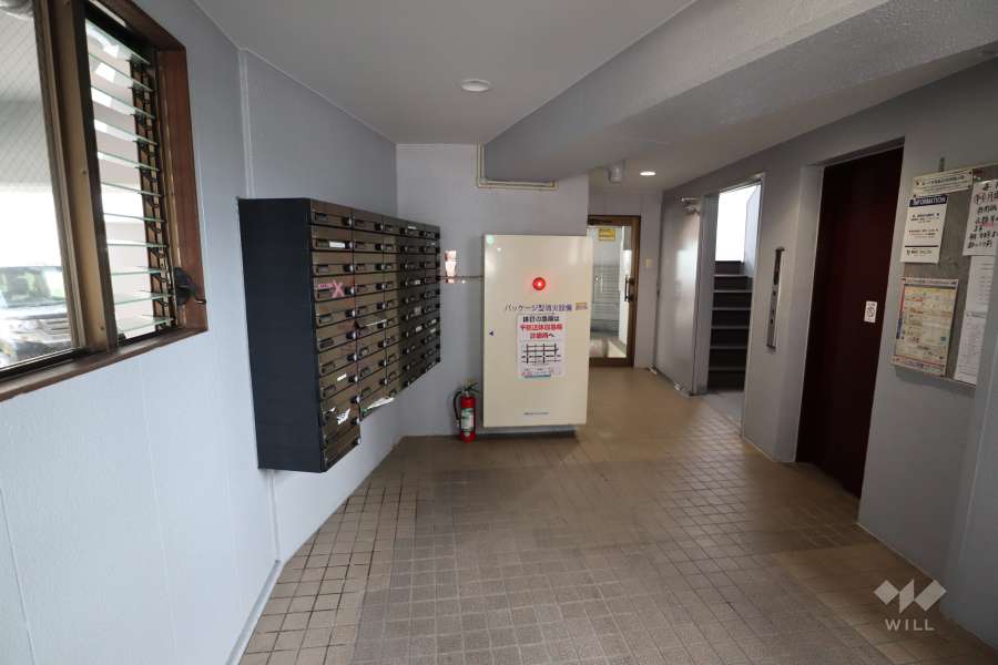 共用ポストとエレベーター