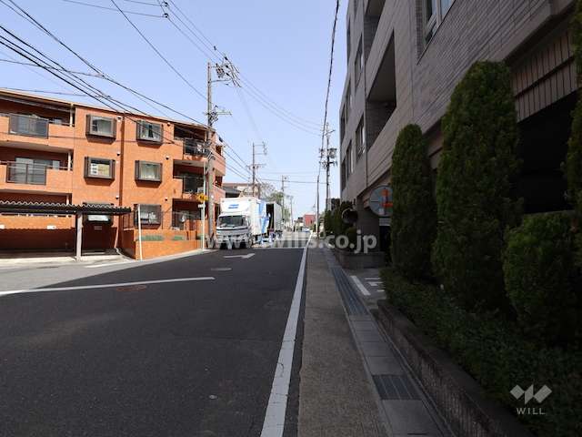 敷地西側の前面道路