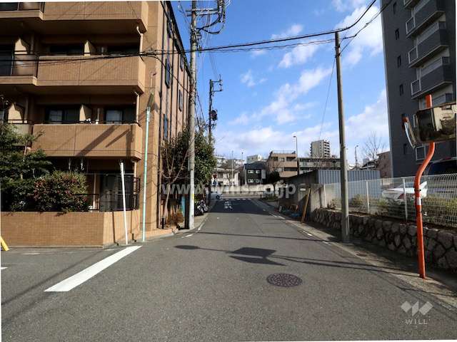 敷地東側の前面道路