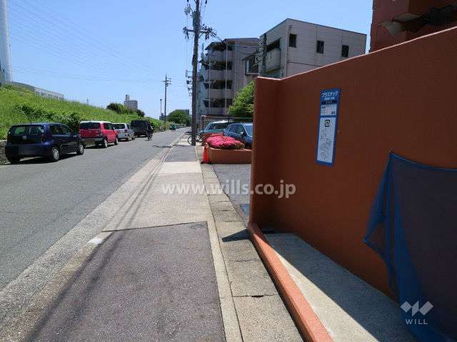 敷地北側の前面道路