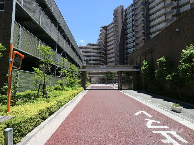 駐車場出入り口(リングシャッター付き)