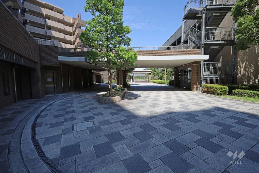 北側エントランスアプローチ