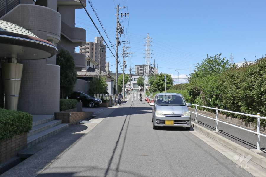 敷地北側の前面道路（東側から）