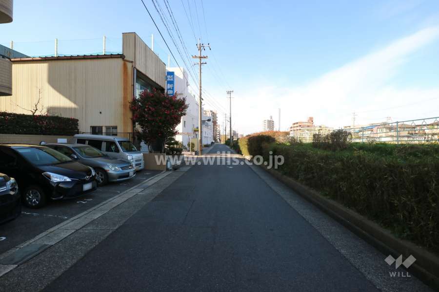 敷地北側の前面道路（東側から）