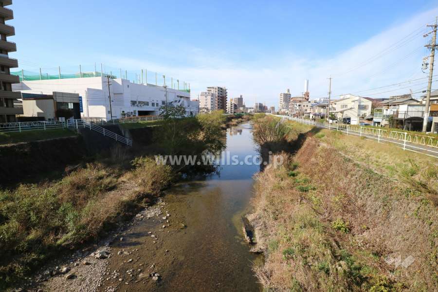 敷地北側に流れる香流川
