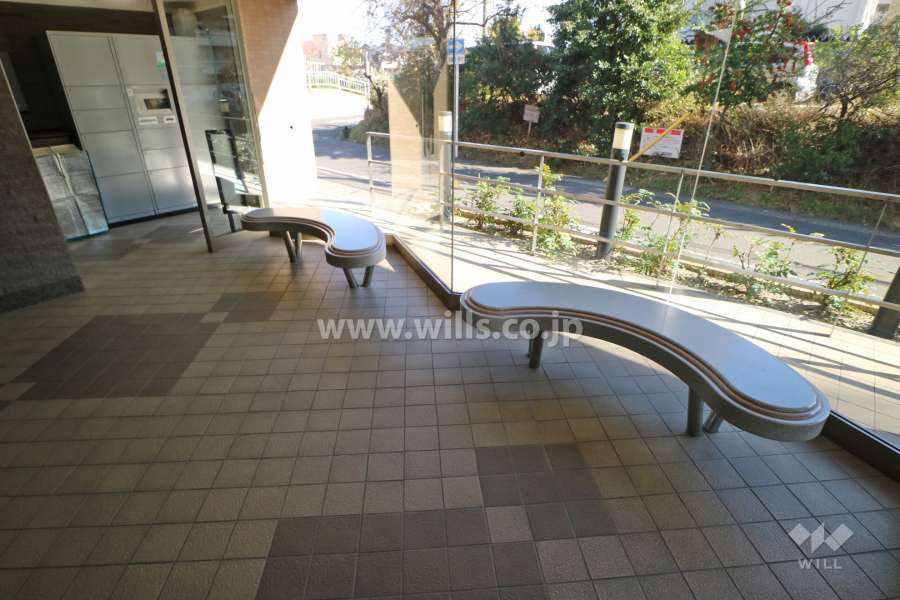 エントランスホール内のベンチ