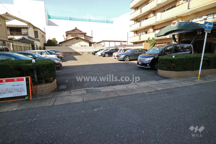 敷地内南側駐車場の出入り口