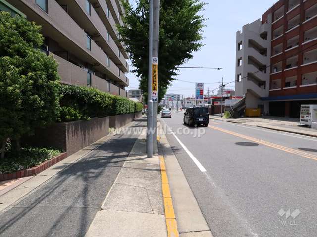 敷地南側の前面道路