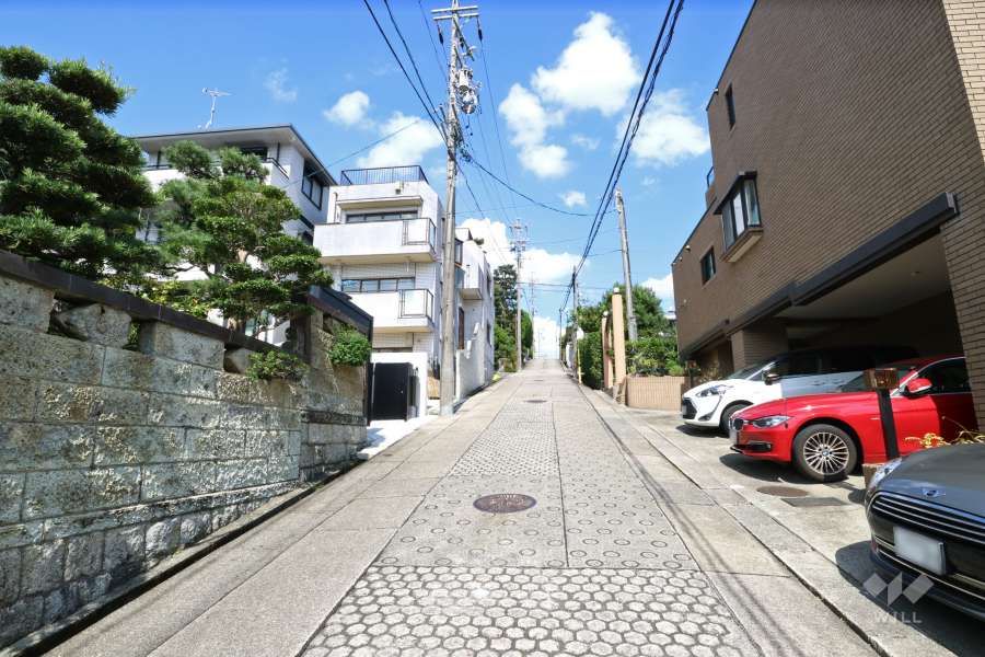 敷地西側の前面道路