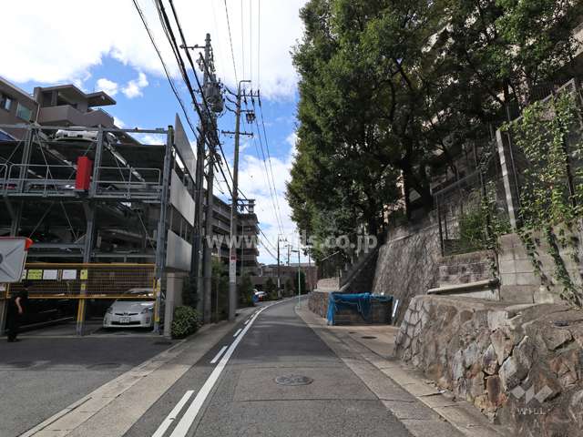 敷地北側の前面道路(東側から)