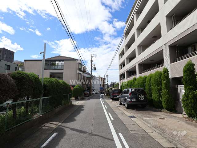 敷地南側の前面道路(東側から)