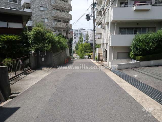 敷地西側の前面道路
