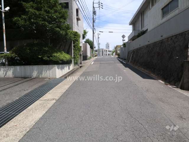 敷地西側の前面道路
