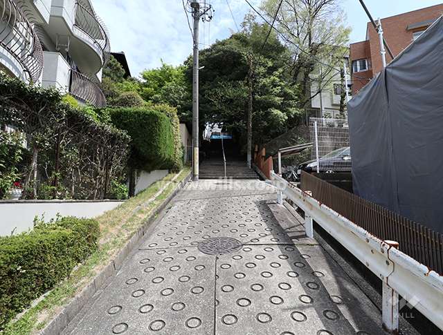 物件の南側前面道路（西側から）