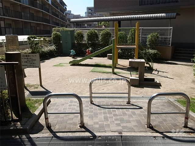 エントランス横の小さな公園。