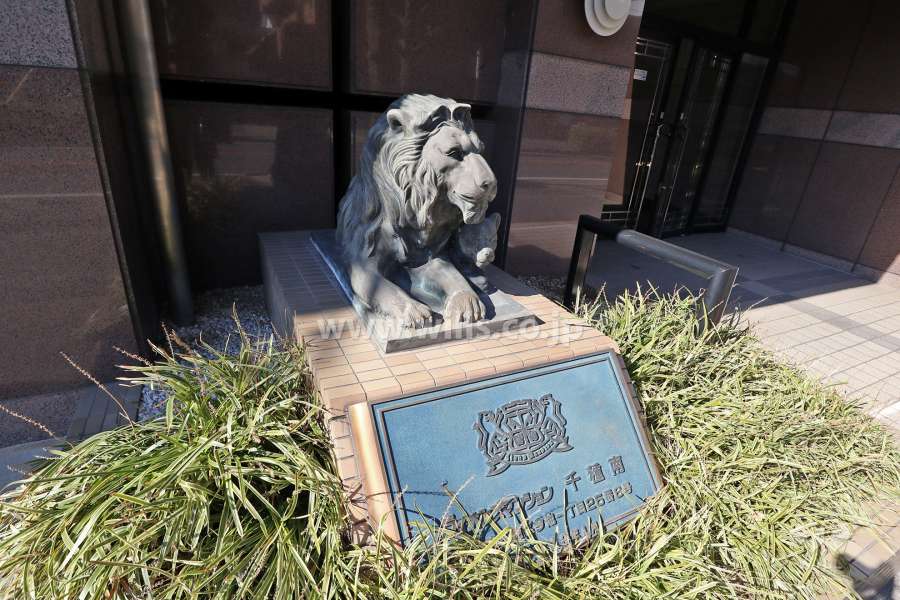 銘板とライオンの像