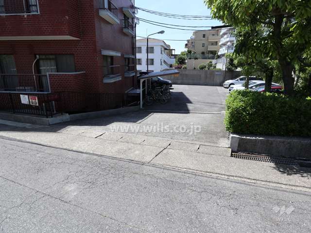 駐車場出入り口(東側からの出入り口)