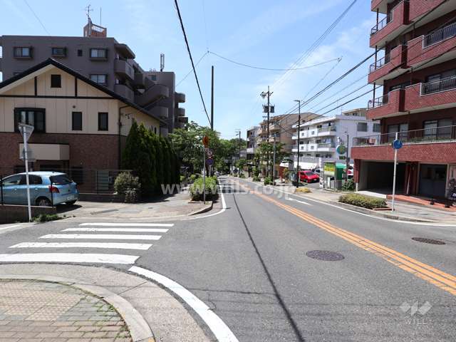 敷地南側の前面道路。