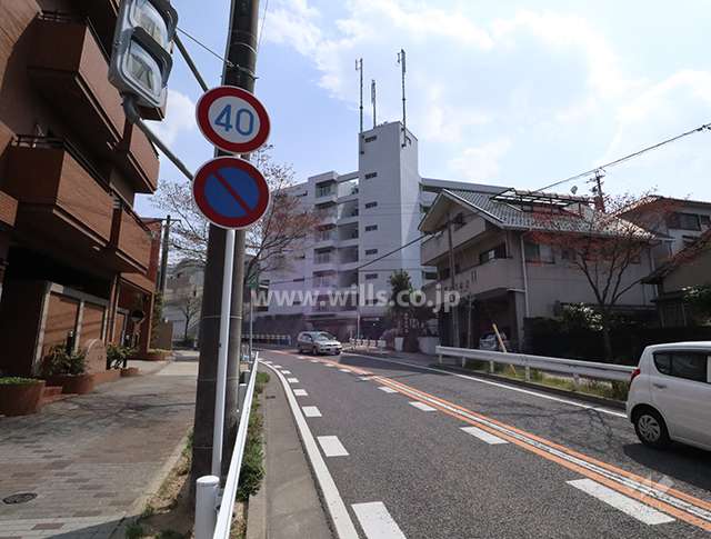 敷地東側の前面道路（北側から）