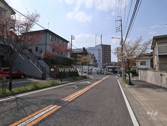 敷地東側の前面道路（南側から）