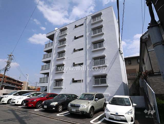 ハイツ鹿の子の外観（南西側から）と敷地内駐車場（屋外平面式）