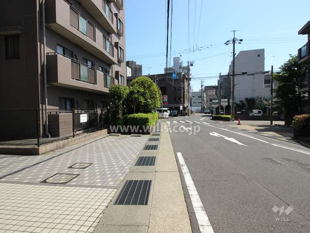 敷地南側の前面道路