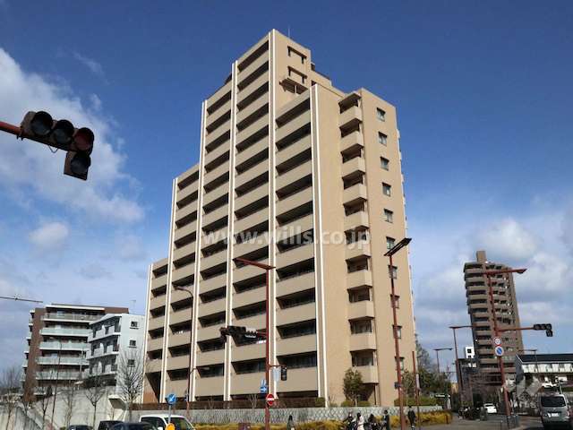 ロイヤルヴェーゼ四谷通の外観（南側から）