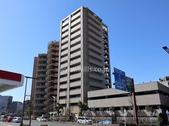 ロイヤルヴェーゼ四谷通の全景。２棟に分かれていて右側の低い建物が立体駐車場です。